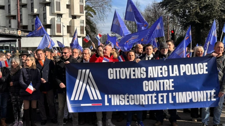Grenoble : environ 600 participants &agrave; la manifestation d'Alliance Police nationale, une contre-manifestation organis&eacute;e contre les violences polici&egrave;res
