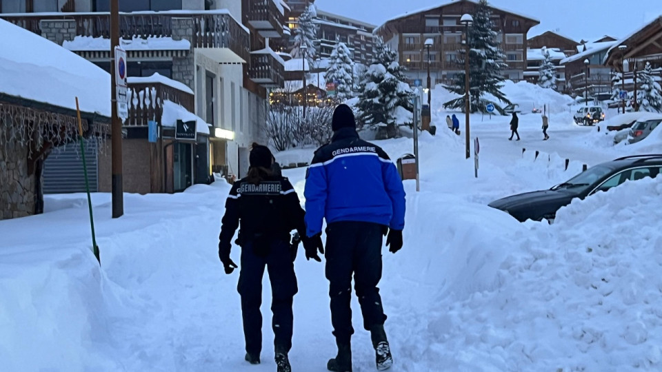 Trop de neige sur leur toit : des touristes &eacute;vacu&eacute;s en urgence &agrave; l'Alpe d'Huez