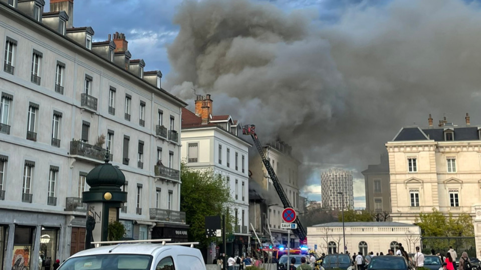 De la fum&eacute;e visible &agrave; des kilom&egrave;tres &agrave; la ronde : un incendie ravage un supermarch&eacute; &agrave; Grenoble