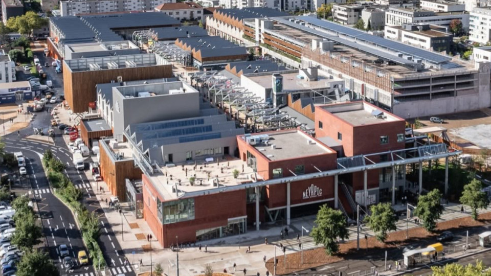Braquage dans le centre commercial Neyrpic pr&egrave;s de Grenoble : des bijoux d&eacute;rob&eacute;s par deux hommes arm&eacute;s