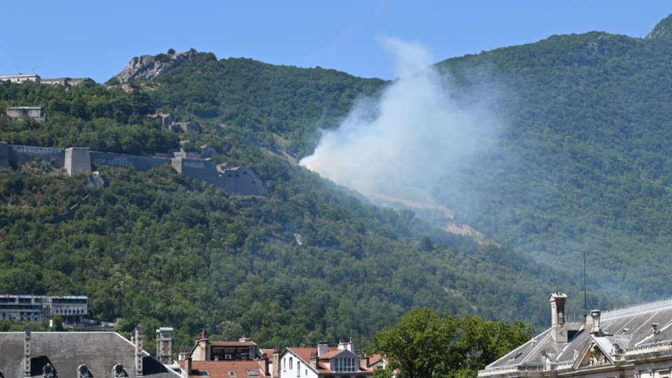 Grenoble : un incendie de v&eacute;g&eacute;tation sur les flancs de la Bastille, le site &eacute;vacu&eacute;