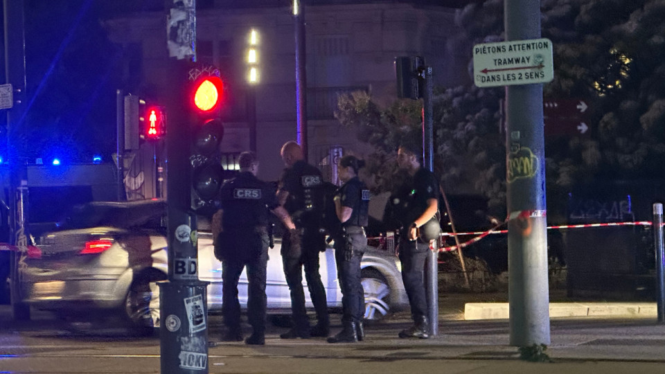 Grenoble : un homme arm&eacute; interpell&eacute; par le RAID apr&egrave;s des tirs depuis son appartement