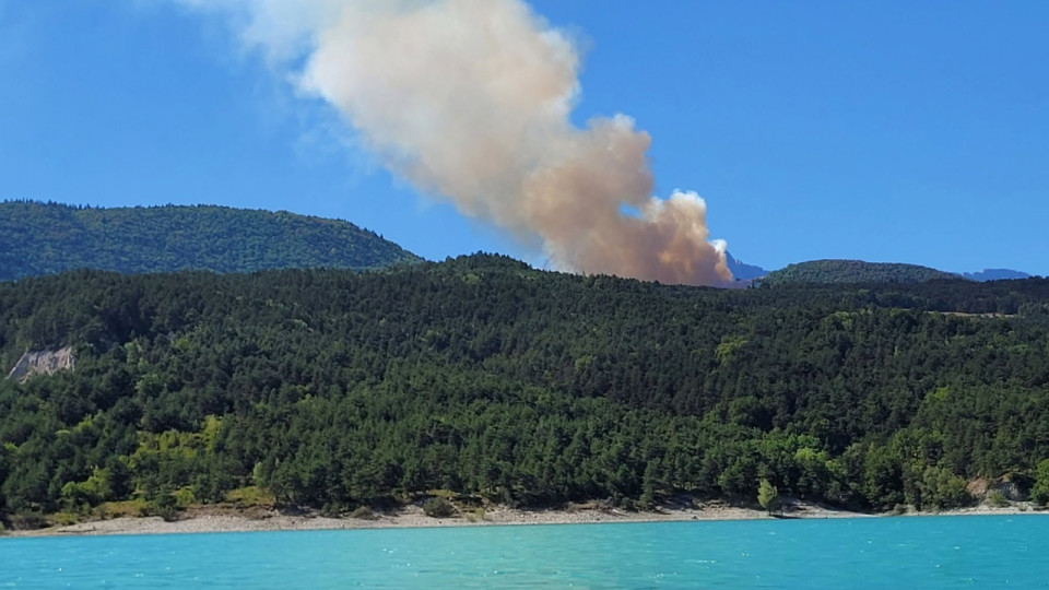 Is&egrave;re : pr&egrave;s de 100 pompiers mobilis&eacute;s pour prot&eacute;ger un hameau d&rsquo;un feu de for&ecirc;t &agrave; Sinard