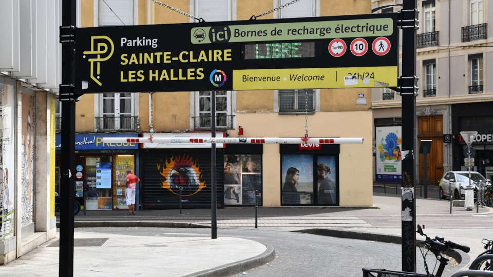 La recharge des voitures &eacute;lectriques va co&ucirc;ter moins cher dans les parkings grenoblois