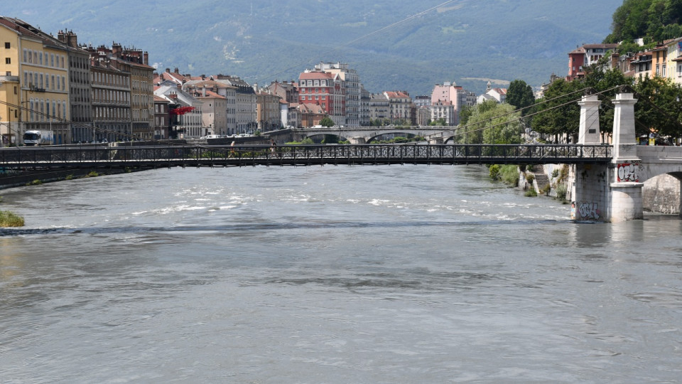 Baignade dans l&rsquo;Is&egrave;re &agrave; Grenoble report&eacute;e : l'opposition d&eacute;nonce un "coup de communication qui tombe &agrave; l&rsquo;eau"