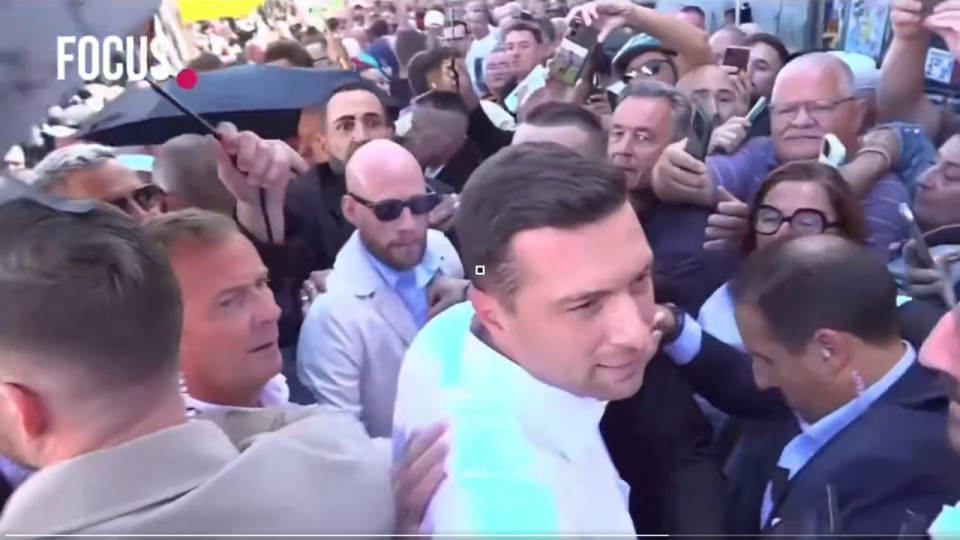 Beaucroissant : des oignons lanc&eacute;s sur Jordan Bardella en pleine visite de la foire