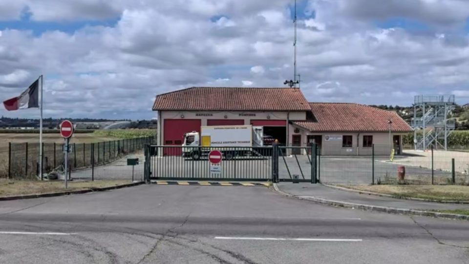 Is&egrave;re : un pompier surprend des cambrioleurs en pleine nuit dans une caserne et les met en fuite