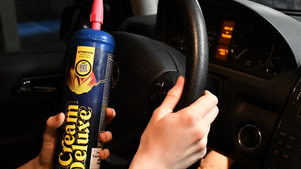 Grenoble : 18 bonbonnes de protoxyde d&rsquo;azote d&eacute;couvertes dans une voiture, un jeune de 19 ans interpell&eacute;