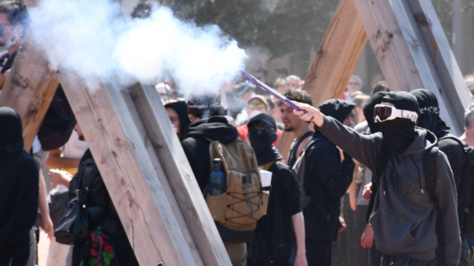Blocages de lyc&eacute;es en Is&egrave;re : quatre interpellations, des tirs de mortiers et des poubelles incendi&eacute;es