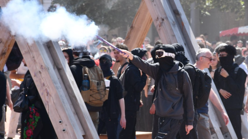 Grenoble : une salve de mortiers d&rsquo;artifice devant le lyc&eacute;e Louise-Michel