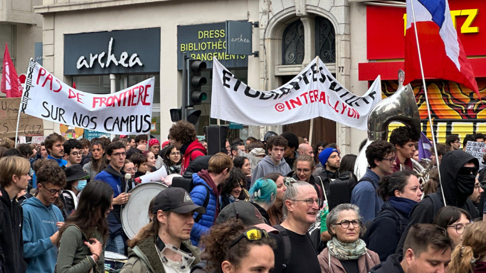 Mobilisation &agrave; Grenoble : les manifestations sont lanc&eacute;es, lyc&eacute;ens et &eacute;tudiants convergent vers le centre-ville