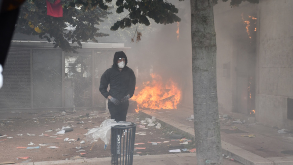 Grenoble : magasins pill&eacute;s, voitures incendi&eacute;es, violents affrontements&hellip; le centre-ville bascule dans le chaos