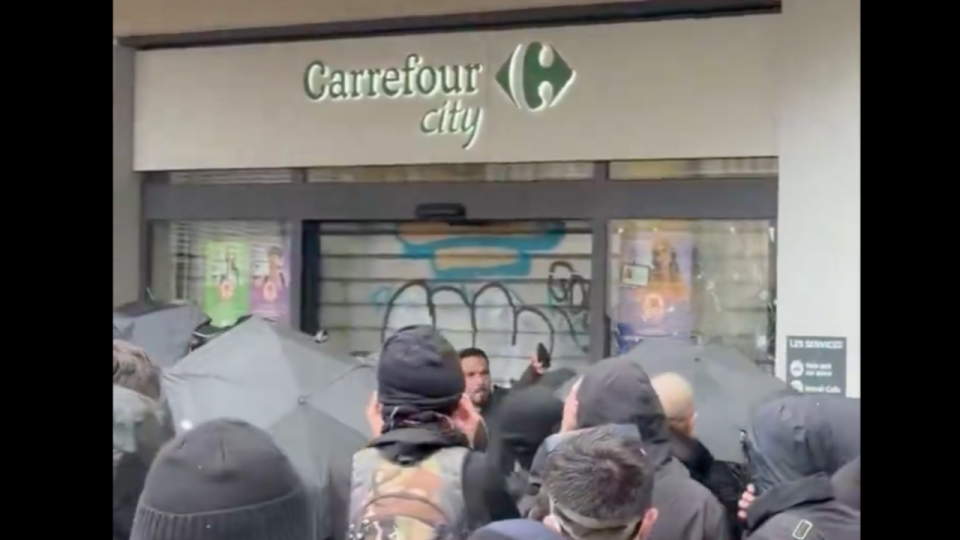 Grenoble : il brandit une arme pour emp&ecirc;cher des casseurs d'entrer dans un Carrefour City