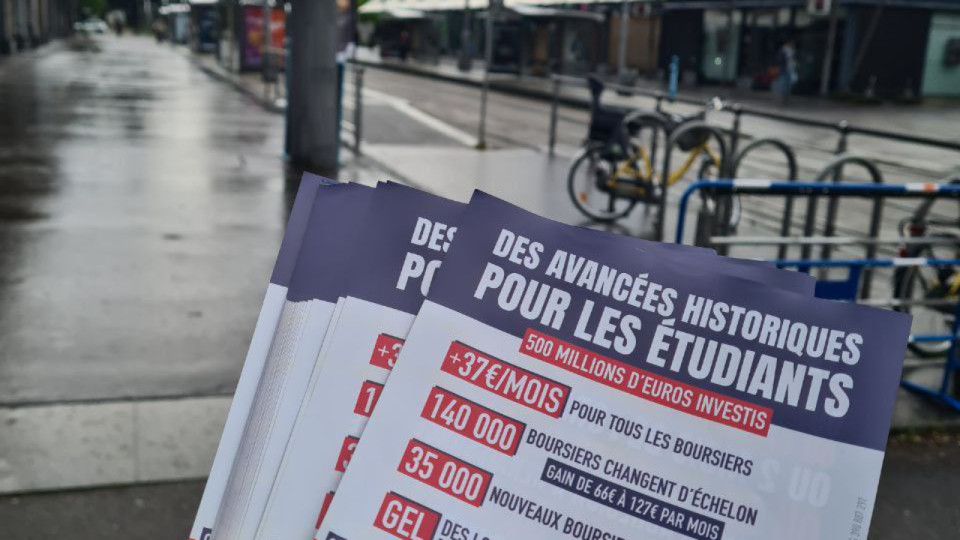 Des Jeunes avec Macron intimidés et injuriés sur le campus de Grenoble Des Jeunes avec Macron intimidés et injuriés sur le campus de Grenoble