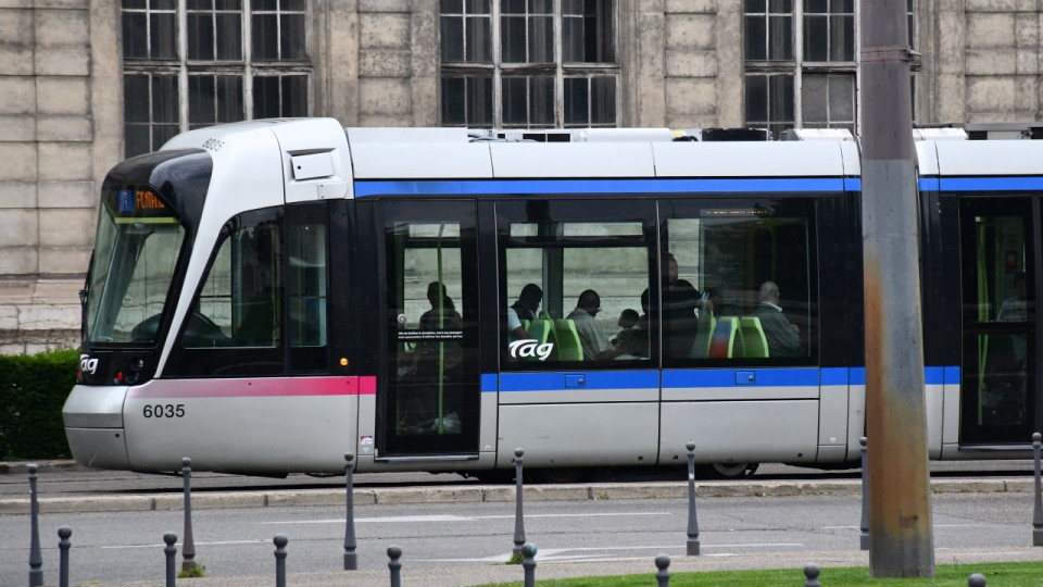 Grenoble : deux hommes condamnés pour avoir violemment agressé un passager du tramway sans raison