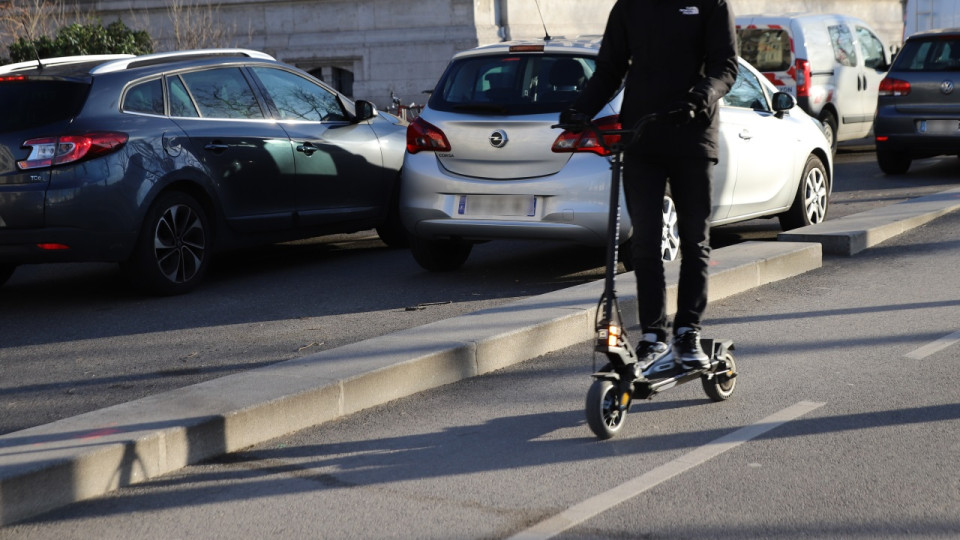 Grenoble : il fonce avec sa trottinette sur un policier municipal