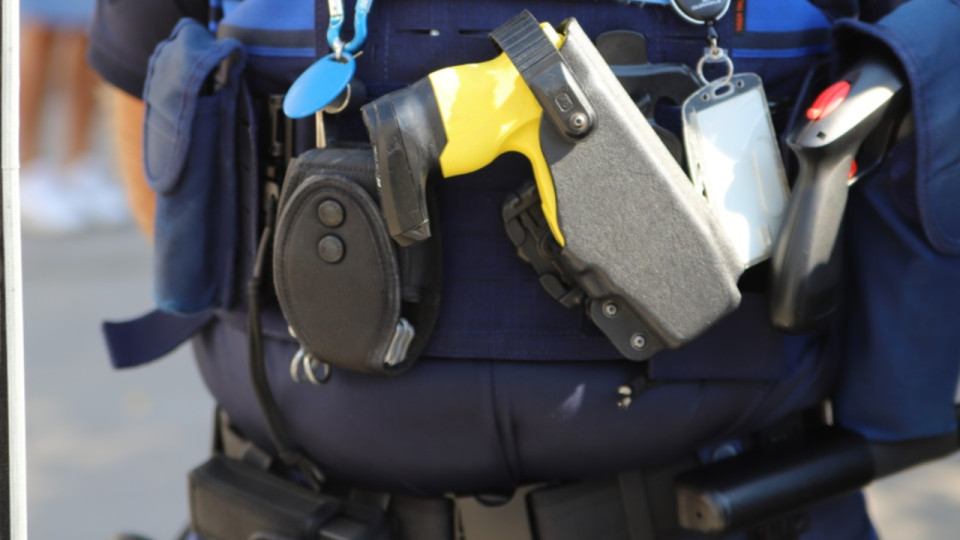 Grenoble : il menace deux passantes avec un couteau, la police le met en joue avec un Taser Grenoble : il menace deux passantes avec un couteau, la police le met en joue avec un Taser