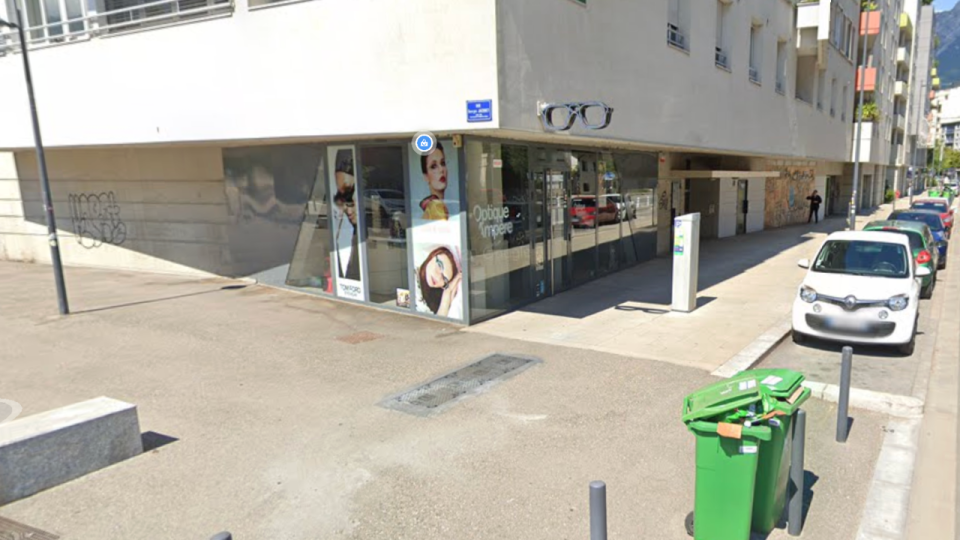 Grenoble : ils lancent une voiture bélier dans la vitrine d'un opticien et repartent avec des lunettes Grenoble : ils lancent une voiture bélier dans la vitrine d'un opticien et repartent avec des lunettes
