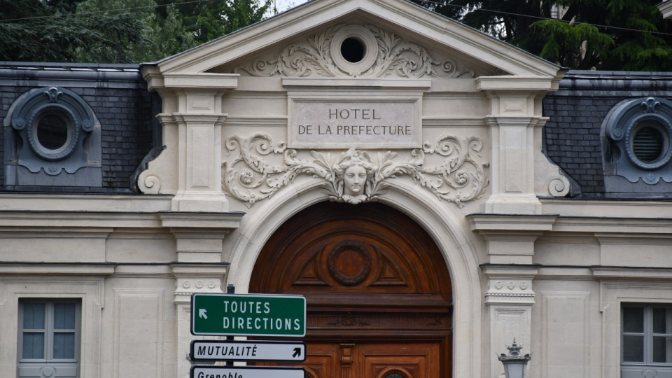 Grenoble : l&rsquo;agent pr&eacute;fectoral soup&ccedil;onn&eacute; d&rsquo;&ecirc;tre &agrave; la t&ecirc;te d&rsquo;un trafic de titres de s&eacute;jour a &eacute;t&eacute; &eacute;crou&eacute;