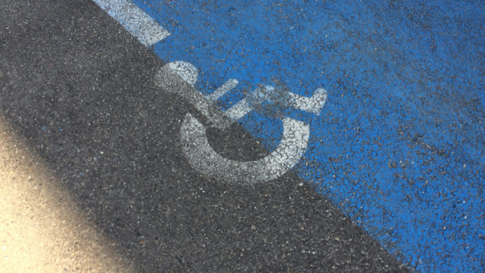 Grenoble : la police municipale cible le stationnement interdit sur les places PMR Grenoble : la police municipale cible le stationnement interdit sur les places PMR