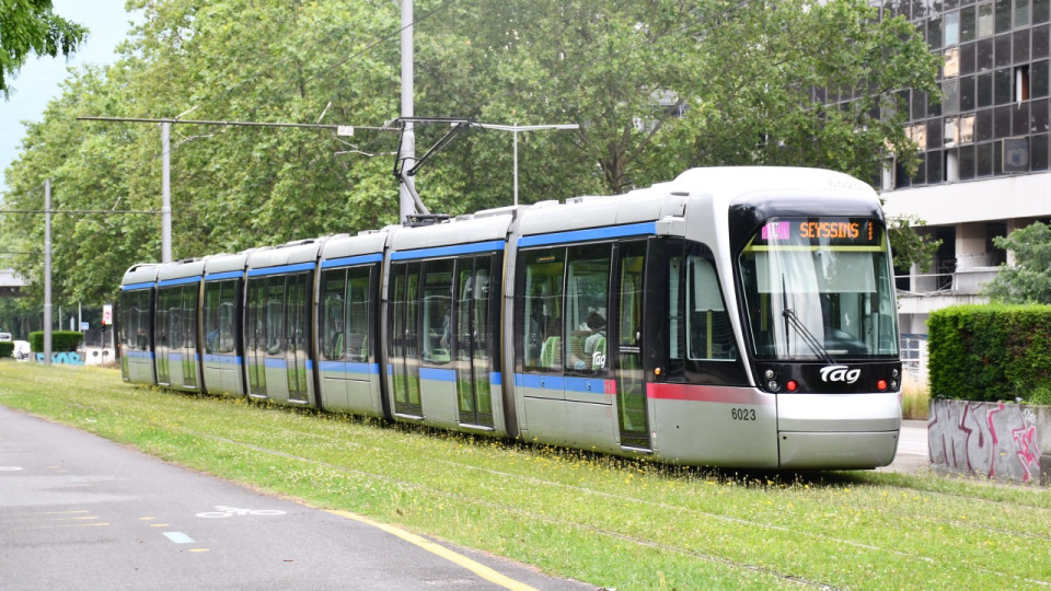 Grenoble : le papy fait semblant de chuter dans le tramway pour toucher les seins d'une passag&egrave;re