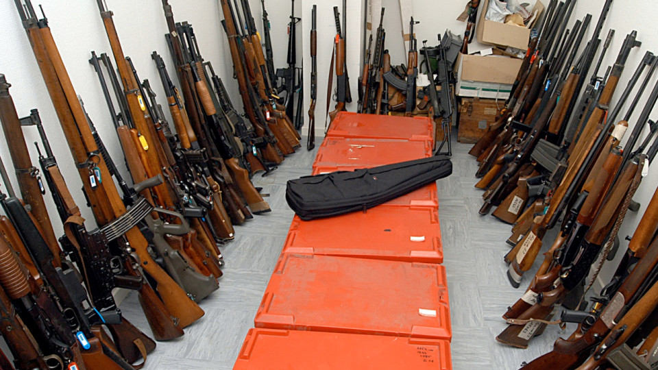 Grenoble : les pompiers en intervention découvrent des armes et une grenade dans un appartement