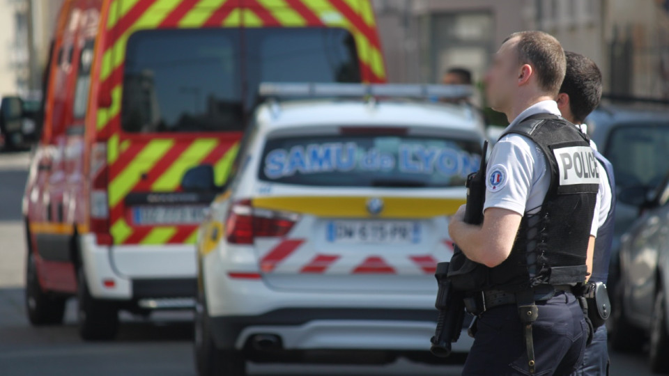 Grenoble : un adolescent prend un coup de couteau dans la cuisse mais refuse de collaborer avec les policiers