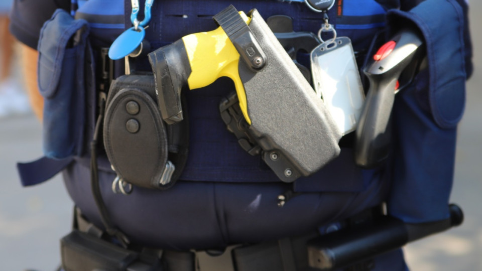 Grenoble : un individu sort un taser et une bombe lacrymog&egrave;ne pendant son interpellation