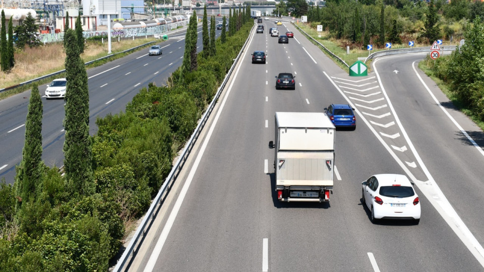 Grenoble : un poids lourd transportant du gravier se couche sur l’A49, le conducteur légèrement blessé