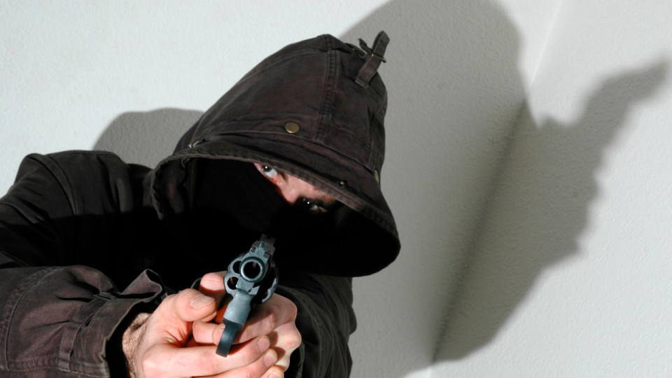 Grenoble : un suspect interpell&eacute; apr&egrave;s avoir vol&eacute; une trottinette sous la menace d&rsquo;une arme de poing