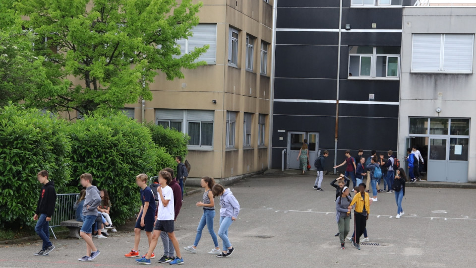Grenoble : une adolescente agressée devant son collège par une bande