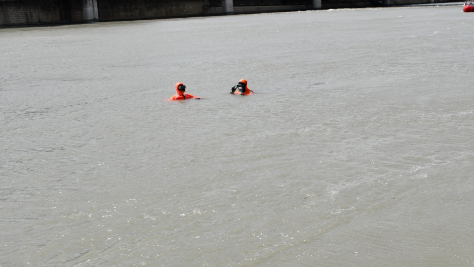 Grenoble&nbsp;: une adolescente saute dans l&rsquo;Is&egrave;re, deux policiers lui sauvent la vie