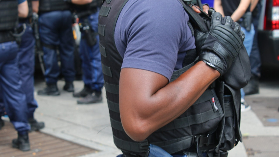 Grenoble : une femme enceinte rouée de coups dans le ventre par des hommes dans la rue