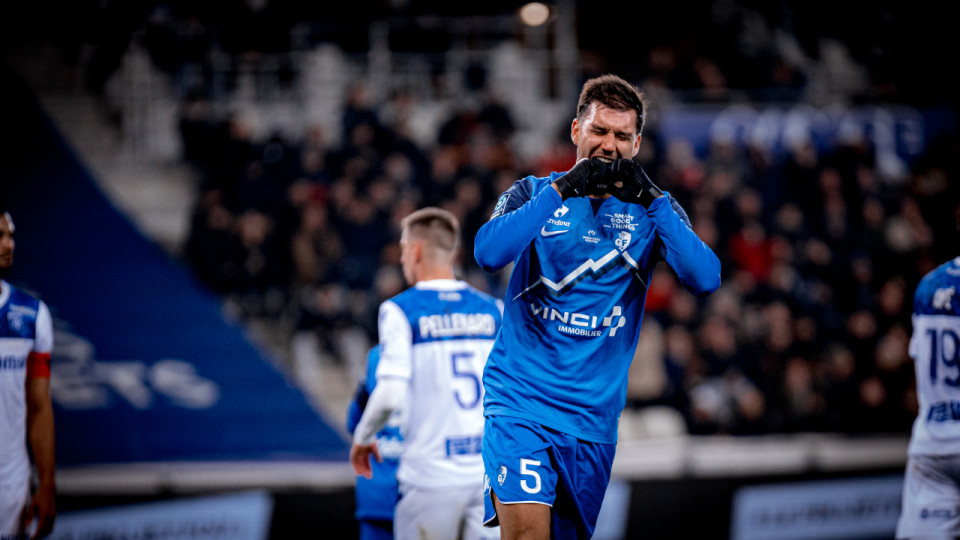 Grenoble verrouille sa place sur le podium face à Auxerre (1-1) Grenoble verrouille sa place sur le podium face à Auxerre (1-1)