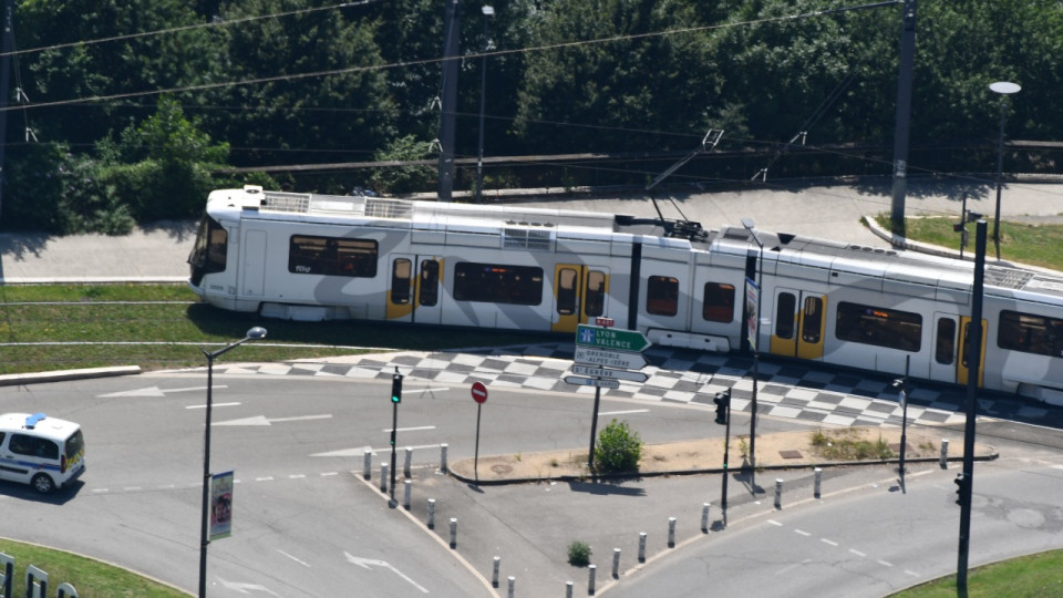 Près de Grenoble : suite à un incident de circulation, il suit un conducteur de tram et le gifle Près de Grenoble : suite à un incident de circulation, il suit un conducteur de tram et le gifle