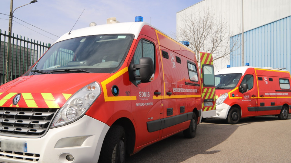 Pr&egrave;s de Grenoble : un entrep&ocirc;t de stockage d&eacute;truit par un violent incendie