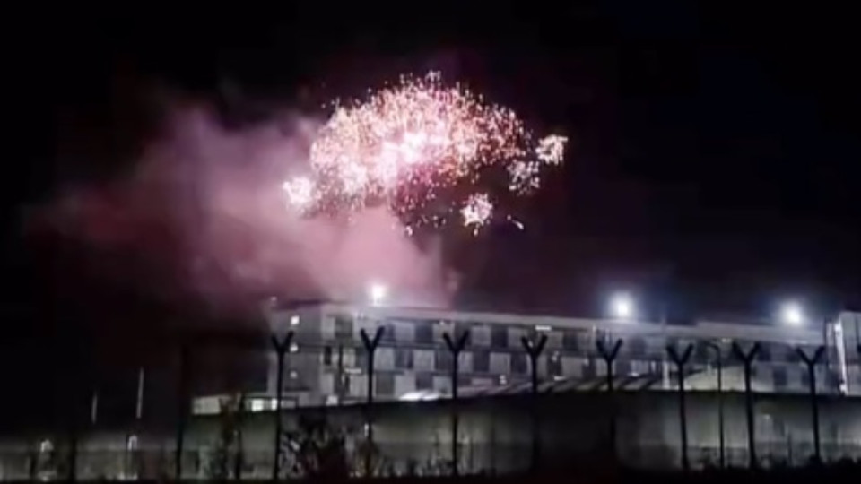 Pr&egrave;s de Grenoble : un feu d'artifice tir&eacute; au pied de la prison de Varces