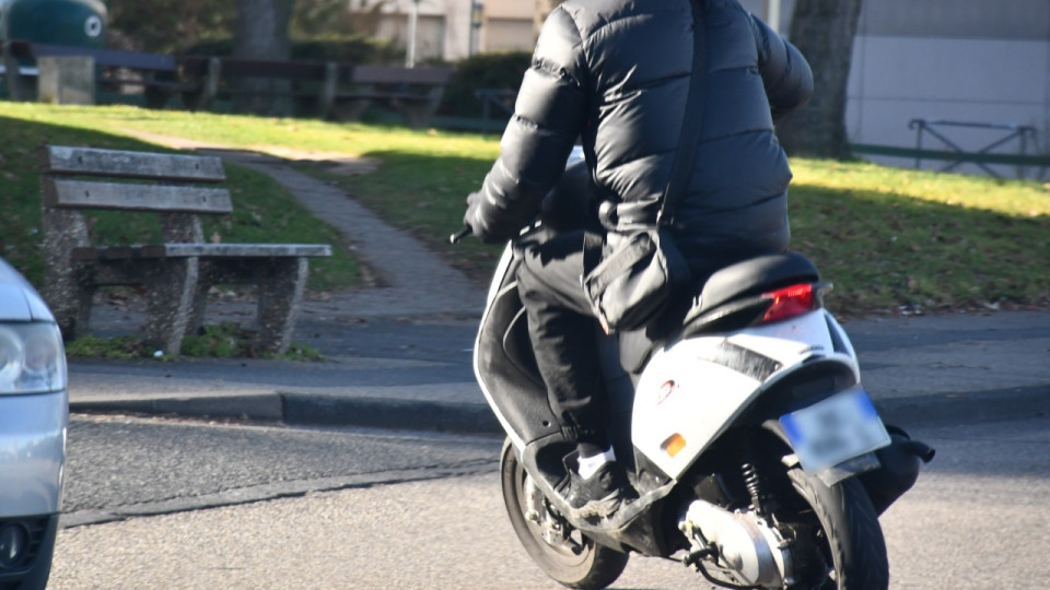 Rod&eacute;o urbain pr&egrave;s de Grenoble : un policier bless&eacute; apr&egrave;s avoir &eacute;t&eacute; percut&eacute; par un scooter