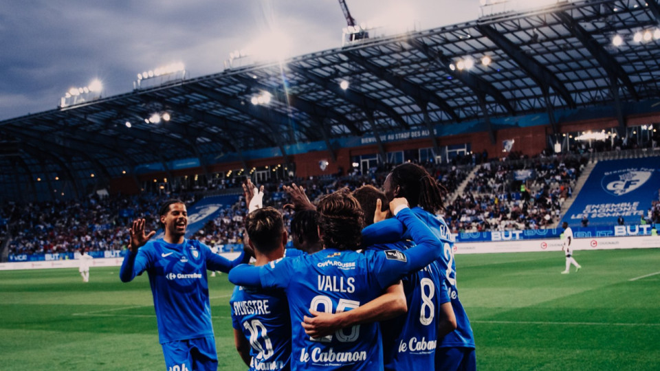Stade des Alpes : le GF38 et le FC Grenoble Rugby mettent la pression à la Métropole, l'enceinte en sursis ?